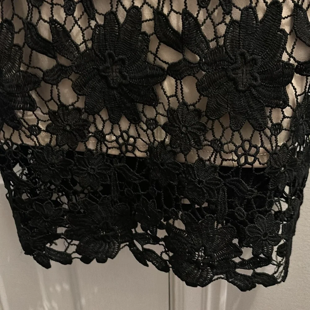 Lace dress - Picture 4 of 4